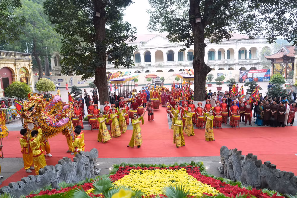 Hoàng thành Thăng Long rực rỡ trong Lễ dâng hương khai xuân.