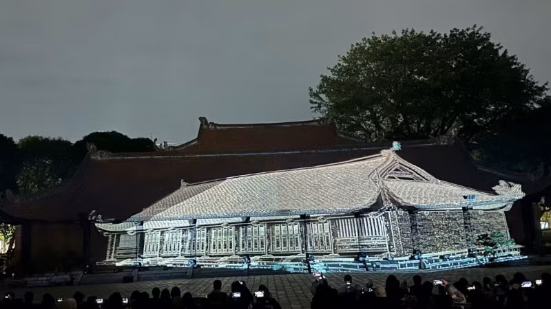 Khách tham quan thích thú khi được tham gia trải nghiệm. Khách tham quan thích thú khi được tham gia trải nghiệm.
