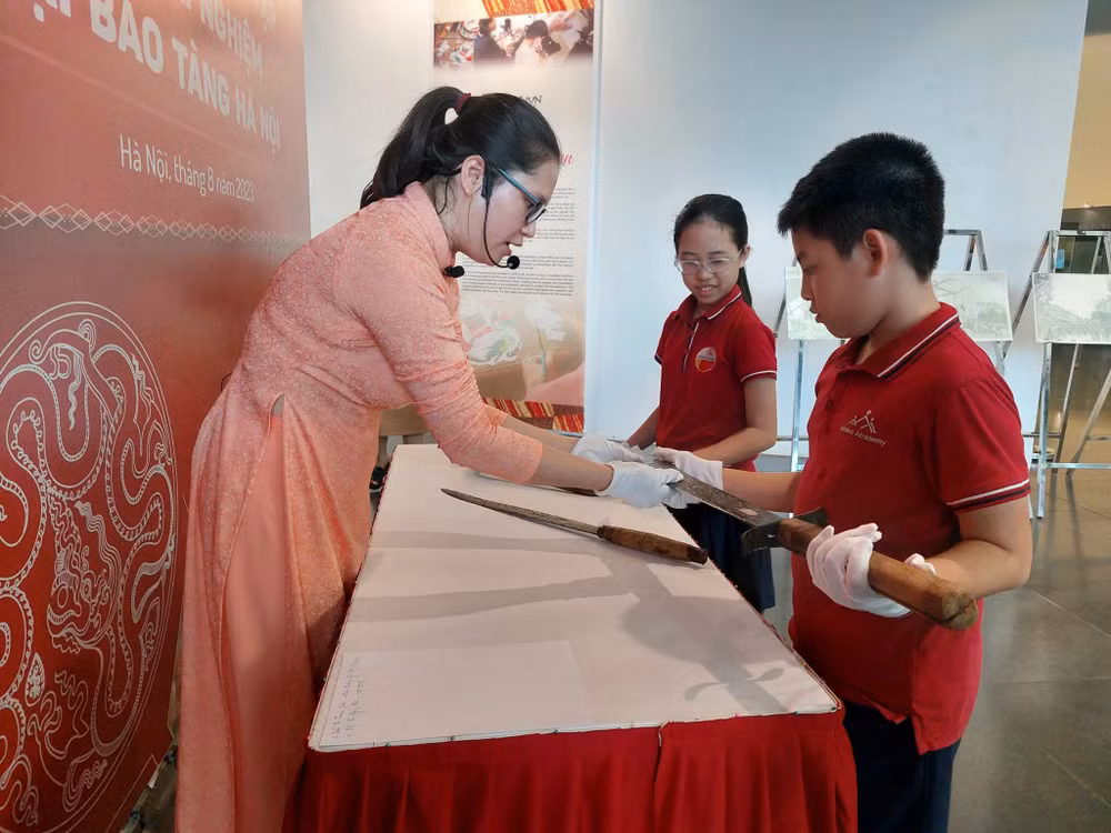 Các em học sinh được trực tiếp chạm vào những vũ khí đã được nhân dân ta sử dụng để giành chính quyền năm 1945. 