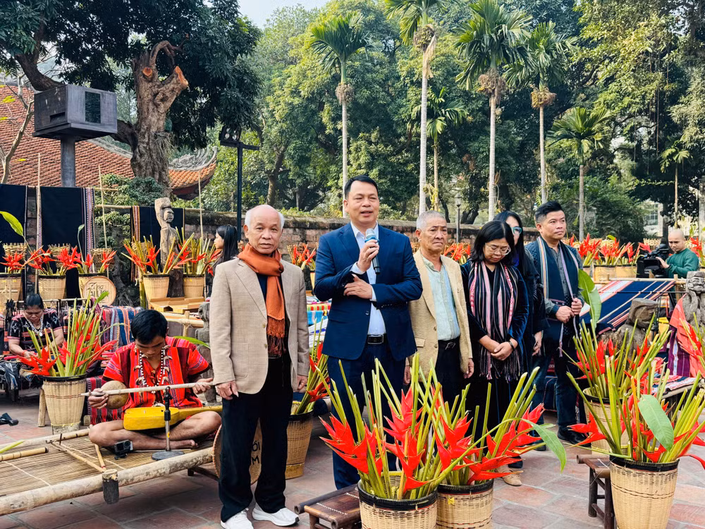 Giám đốc Trung tâm Hoạt động Văn hóa, khoa học Văn Miếu-Quốc Tử Giám Lê Xuân Kiêu (thứ hai, từ trái sang) cùng các nghệ nhân giới thiệu về nghề thủ công truyền thống. Giám đốc Trung tâm Hoạt động Văn hóa, khoa học Văn Miếu-Quốc Tử Giám Lê Xuân Kiêu (thứ hai, từ trái sang) cùng các nghệ nhân giới thiệu về nghề thủ công truyền thống.