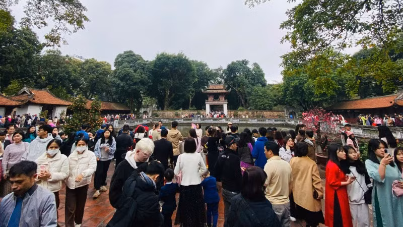 Khách du lịch chen chân đến Văn Miếu-Quốc Tử Giám. Khách du lịch chen chân đến Văn Miếu-Quốc Tử Giám.