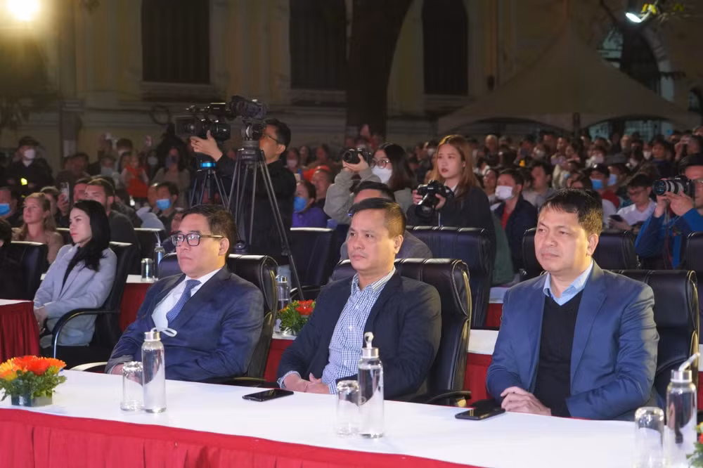 Các đại biểu thưởng thức những tiết mục văn nghệ hấp dẫn.