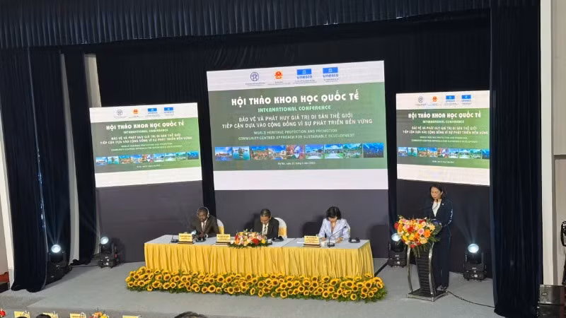 Phó Chủ tịch UBND Thành phố Hà Nội Vũ Thu Hà phát biểu tại hội thảo. 