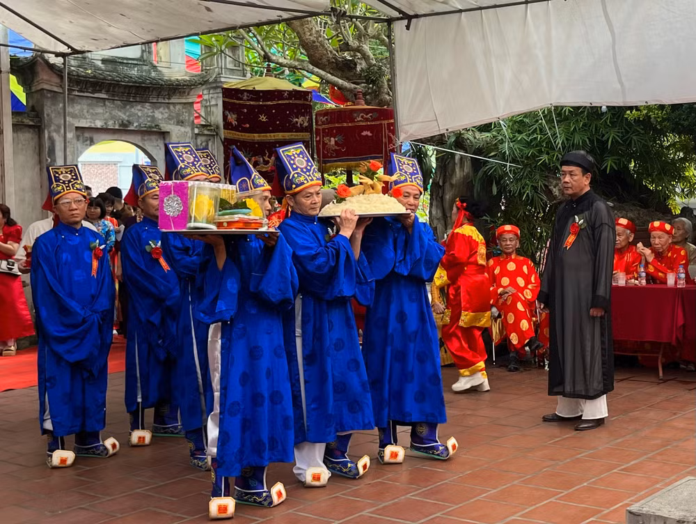 Nhân dân địa phương dâng lễ lên thần Đồng Cổ. Nhân dân địa phương dâng lễ lên thần Đồng Cổ.
