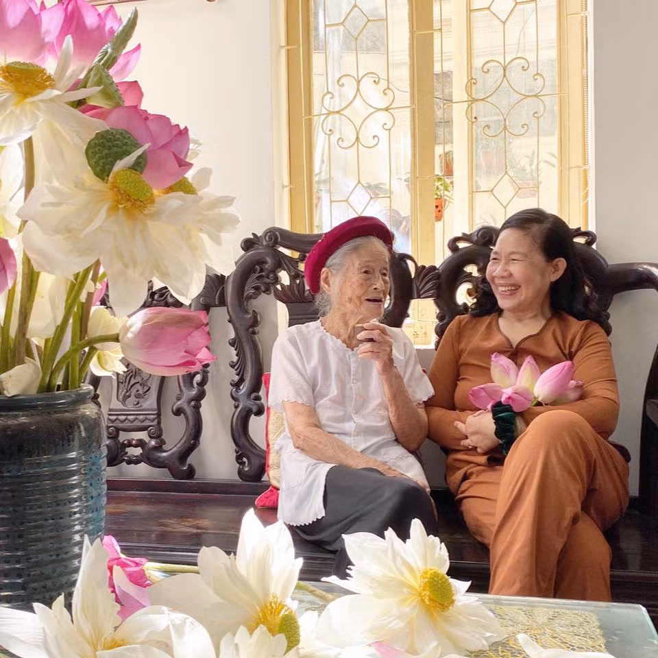 Cụ Nguyễn Thị Dần nay đã hơn 100 tuổi là người lưu giữ những tinh hoa về nghề ướp trà sen.