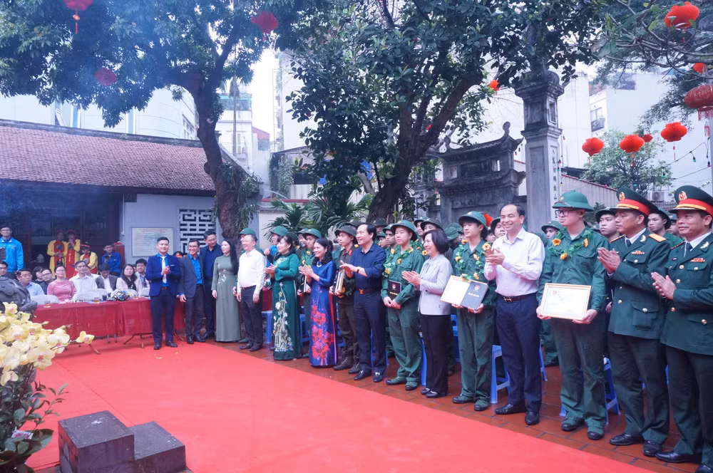 Lãnh đạo quận Tây Hồ chúc mừng các thanh niên chuẩn bị lên đường nhập ngũ và thực hiện nghĩa vụ công an nhân dân.