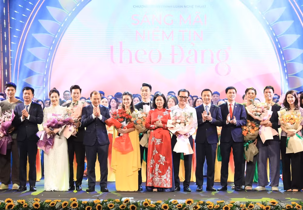 Phó Bí thư Thường trực Thành ủy Hà Nội Nguyễn Thị Tuyến chung vui cùng các đại biểu.