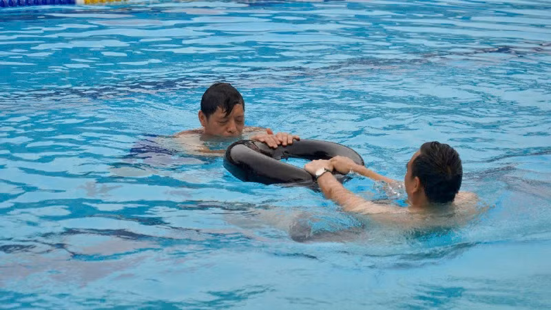 Các chuyên gia hướng dẫn trực quan kỹ năng chống đuối nước tại chương trình.