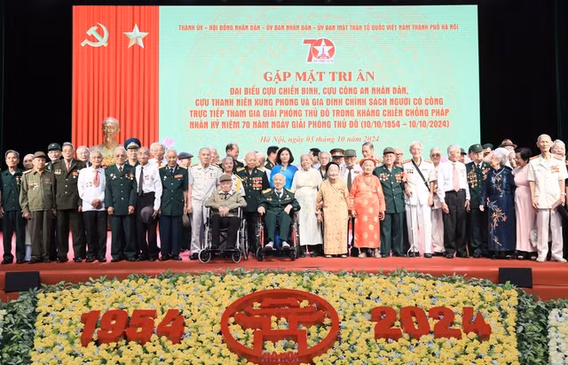 Phó Bí thư Thường trực Thành ủy Nguyễn Thị Tuyến chụp ảnh lưu niệm cùng các đại biểu.