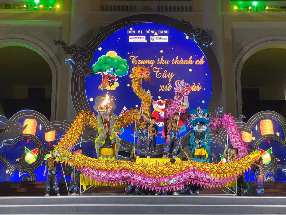 Biểu diễn múa rồng trong đêm hội “Trung thu Thành cổ - Sơn Tây, xứ Đoài” .