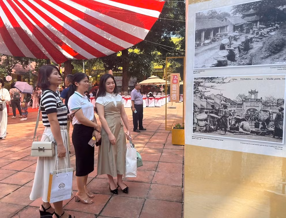 Công chúng tìm hiểu về những cửa ô xưa của Hà Nội.