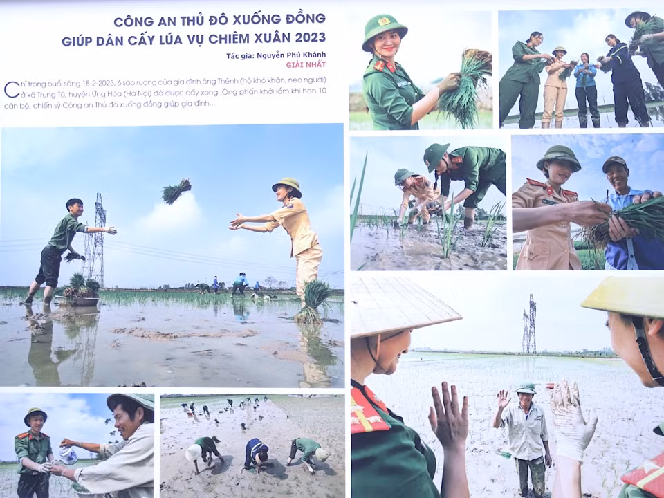 Bộ ảnh "Công an Thủ đô xuống đồng giúp dân cấy lúa vụ Chiêm Xuân”.