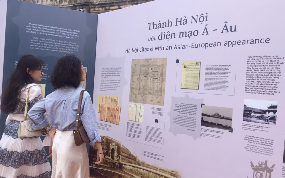 Công chúng xem các tư liệu quý về Hà Nội cách đây một thế kỷ.
