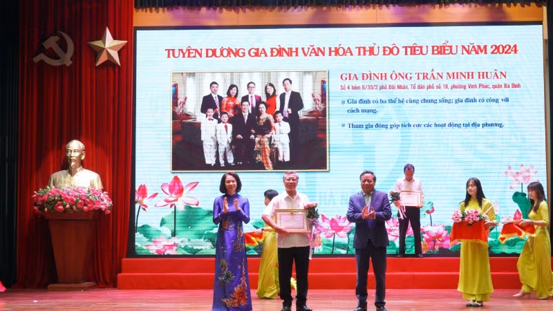 Hà Nội luôn chú trọng tuyên dương những gia đình văn hóa tiêu biểu nhằm lan tỏa nét đẹp văn hóa gia đình đến cộng đồng. (Ảnh: GIANG NAM)