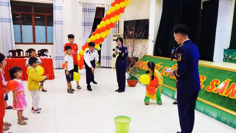 Cán bộ, chiến sĩ tham trò chơi tại đêm hái hái dân chủ. Cán bộ, chiến sĩ tham trò chơi tại đêm hái hái dân chủ.