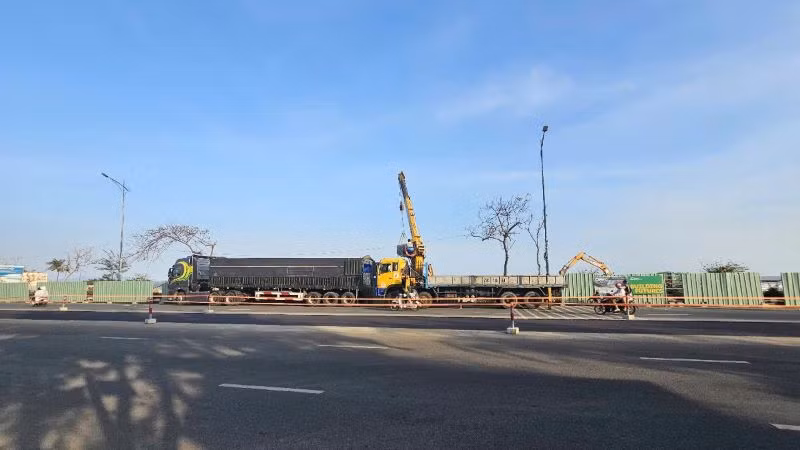 Vật tư được tập kết để phục vụ thi công xuyên Tết.