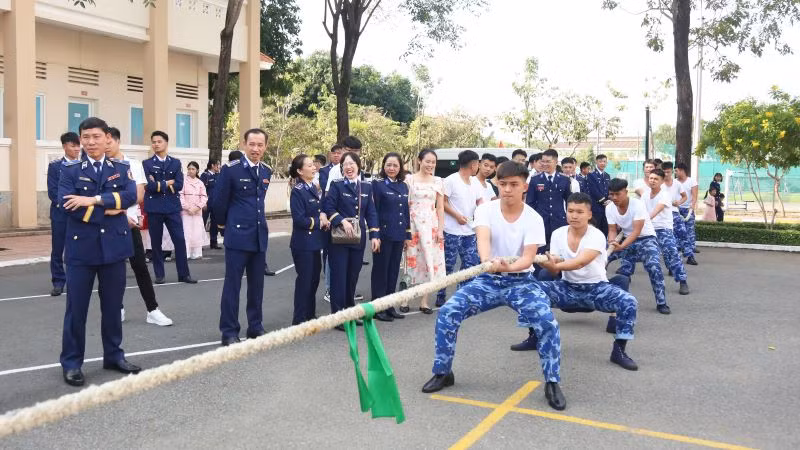 Thi kéo co tạo không khí năm mới phấn khởi, đoàn kết, vui tươi cho cán bộ, chiến sĩ.