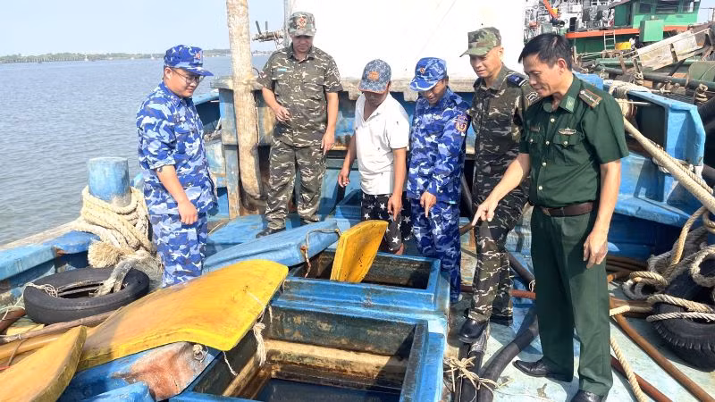 Lực lượng chức năng kiểm tra hàng hóa trên tàu TG 90367 TS.