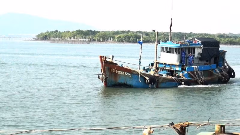 Tàu TG 90367 TS chuẩn bị cập cảng Hải đội 301 tại thành phố Vũng Tàu.
