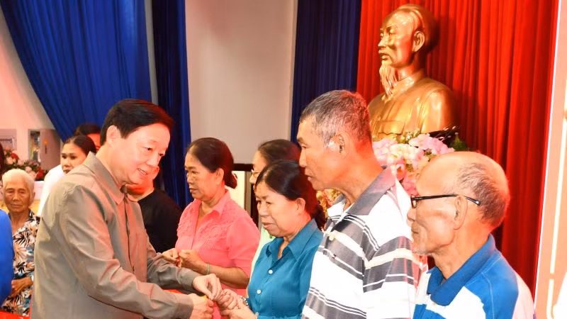 Phó Thủ tướng Chính phủ Trần Hồng Hà tặng quà cho hộ nghèo, hộ cận nghèo, công nhân, người lao động của huyện Châu Đức. 