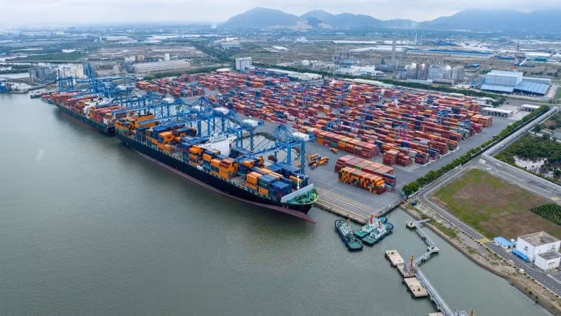 Ngày 29/1 (mùng 1 Tết), cụm cảng Cái Mép-Thị Vải đón 6 chuyến tàu container chở hàng hóa cập cảng. Ngày 29/1 (mùng 1 Tết), cụm cảng Cái Mép-Thị Vải đón 6 chuyến tàu container chở hàng hóa cập cảng.