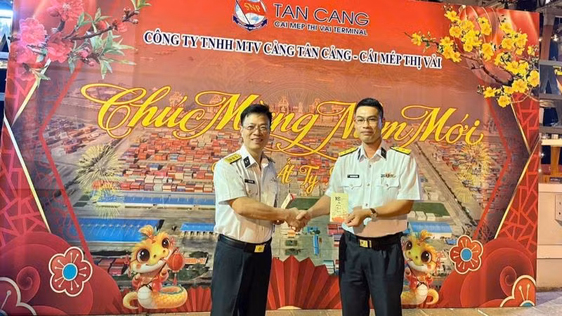 Lãnh đạo cảng Tân Cảng-Cái Mép-Thị Vải trao lì xì cho cán bộ, công nhân viên của cảng nhân dịp năm mới. (ảnh TN)