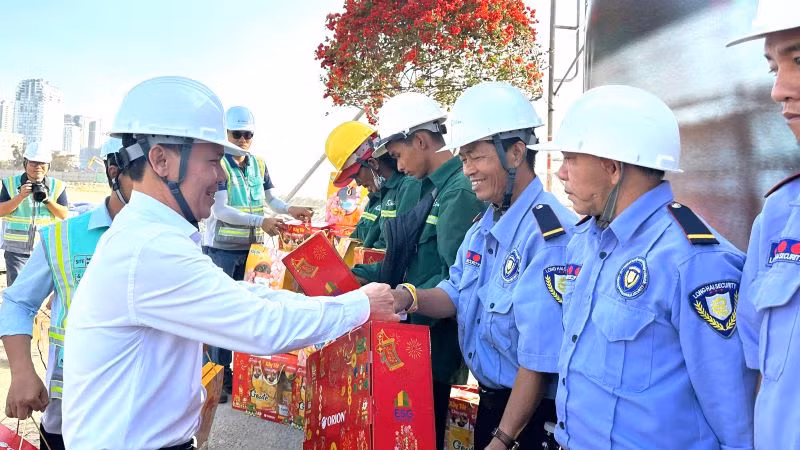 Ông Nguyễn Trọng Thụy, Phó Chủ tịch Ủy ban nhân dân thành phố Vũng Tàu tặng quà cho công nhân (Ảnh TN) Ông Nguyễn Trọng Thụy, Phó Chủ tịch Ủy ban nhân dân thành phố Vũng Tàu tặng quà cho công nhân (Ảnh TN)