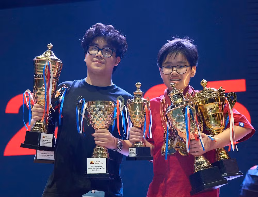 Ngũ Tô Duy (bên trái) và Phạm Trường Giang - Giải Jac Khor Award Ngũ Tô Duy (bên trái) và Phạm Trường Giang - Giải Jac Khor Award
