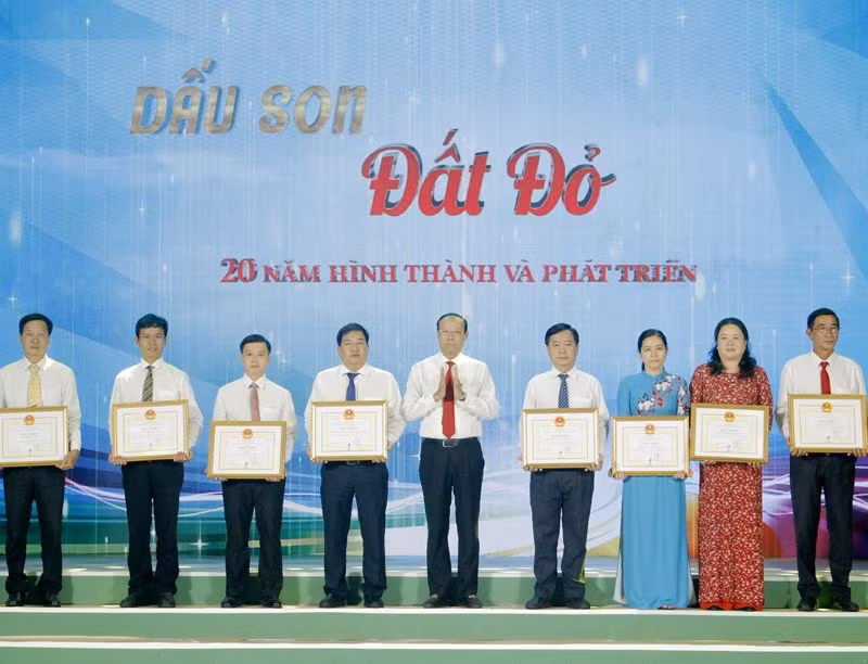 Đồng chí Nguyễn Văn Thọ, Chủ tịch Ủy ban nhân dân tỉnh tặng Bằng khen cho các tập thể có thành tích xuất sắc trong thi đua chào mừng 20 năm thành lập huyện Đất Đỏ.