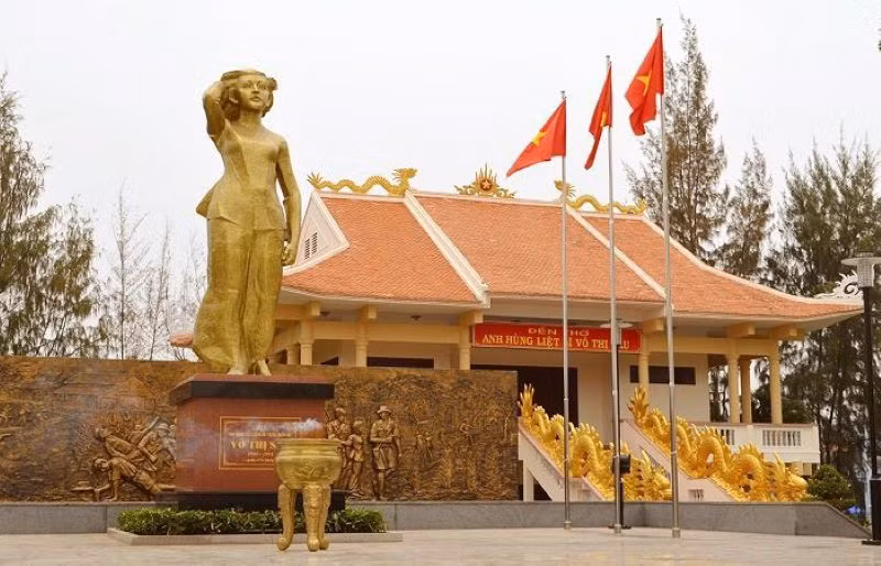 Đền thờ Anh hùng Liệt sĩ Võ Thị Sáu tại huyện Đất Đỏ. Đền thờ Anh hùng Liệt sĩ Võ Thị Sáu tại huyện Đất Đỏ.