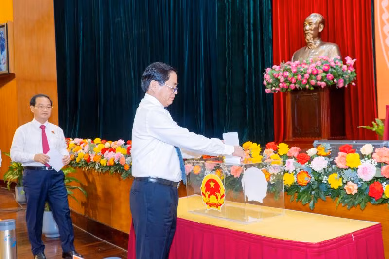 Ông Phạm Viết Thanh, Bí thư Tỉnh ủy, Chủ tịch Hội đồng nhân dân tỉnh bỏ phiếu tín nhiệm. Ông Phạm Viết Thanh, Bí thư Tỉnh ủy, Chủ tịch Hội đồng nhân dân tỉnh bỏ phiếu tín nhiệm.
