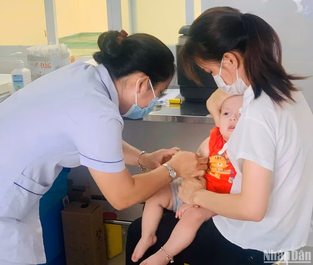 Tiêm chủng góp phần quan trọng trong việc kiểm soát dịch bệnh. (Ảnh: CHI MAI)