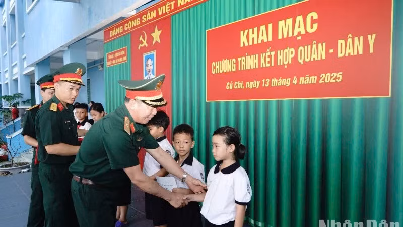 Tặng quà cho các cháu học sinh nghèo nghèo học giỏi. (Ảnh: THẾ ANH) Tặng quà cho các cháu học sinh nghèo nghèo học giỏi. (Ảnh: THẾ ANH)