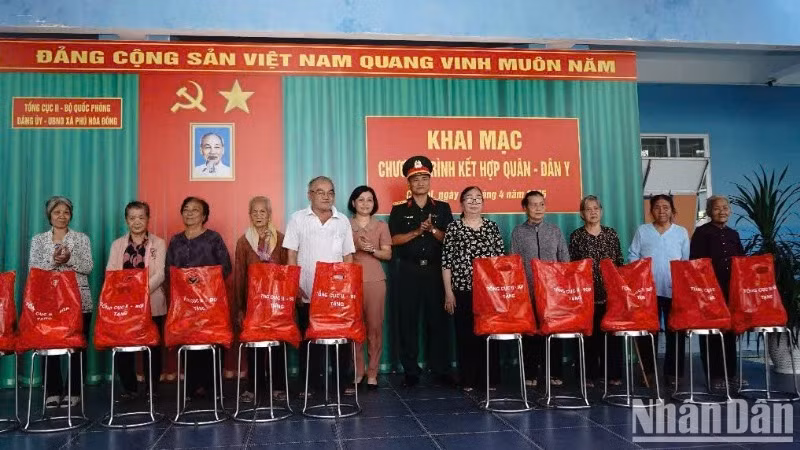 Trao quà cho gia đình chính sách. (Ảnh: THẾ ANH) Trao quà cho gia đình chính sách. (Ảnh: THẾ ANH)