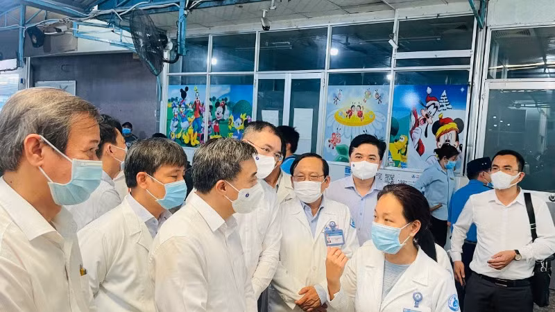 Giáo sư, Tiến sĩ Trần Văn Thuấn, Thứ trưởng Y tế kiểm tra công tác thu dung điều bệnh sởi tại Bệnh viện Nhi đồng 1. (Ảnh: CHI MAI)