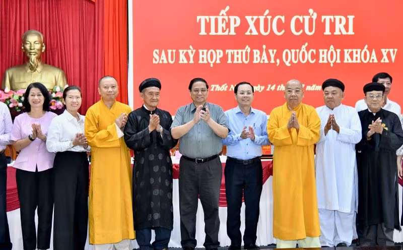 Thủ tướng chụp ảnh lưu niệm với đại diện cử tri quận Thốt Nốt, các chức sắc, chức việc tôn giáo trên địa bàn quận. Thủ tướng chụp ảnh lưu niệm với đại diện cử tri quận Thốt Nốt, các chức sắc, chức việc tôn giáo trên địa bàn quận.