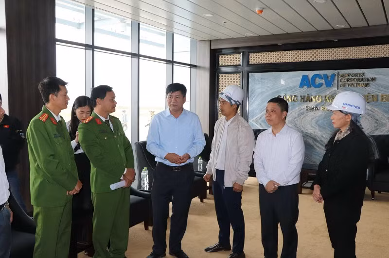 Chủ tịch Ủy ban nhân dân tỉnh Điện Biên Lê Thành Đô đề nghị các đơn vị phối hợp thực hiện nghiêm quy định an toàn phòng cháy, chữa cháy khi đưa Cảng Hàng không Điện Biên vào khai thác. Chủ tịch Ủy ban nhân dân tỉnh Điện Biên Lê Thành Đô đề nghị các đơn vị phối hợp thực hiện nghiêm quy định an toàn phòng cháy, chữa cháy khi đưa Cảng Hàng không Điện Biên vào khai thác.