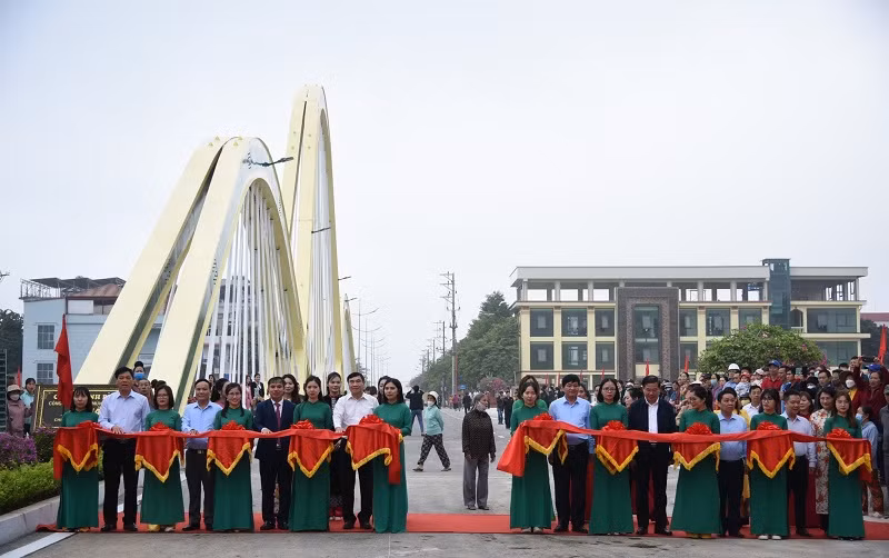 Các đồng chí lãnh đạo Tỉnh ủy, Ủy ban nhân dân tỉnh Điện Biên cùng lãnh đạo thành phố Điện Biên Phủ, đại diện nhà thầu thi công cắt băng thông xe kỹ thuật cầu Thanh Bình.