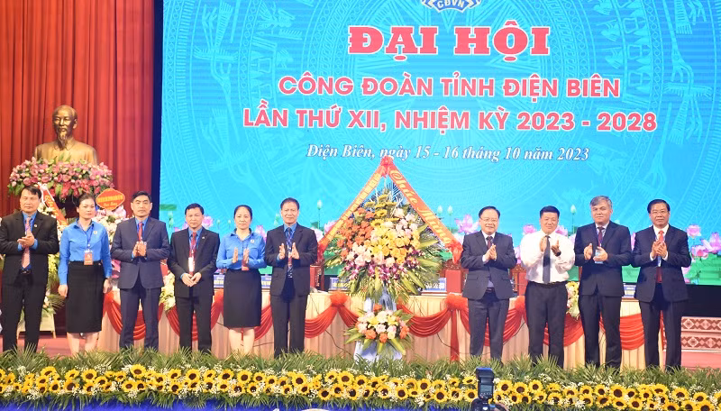 Các đồng chí lãnh đạo Tỉnh ủy, Hội đồng nhân dân, Ủy ban nhân dân và Ủy ban Mặt trận Tổ quốc Việt Nam tỉnh Điện Biên tặng hoa chúc mừng Đại hội.