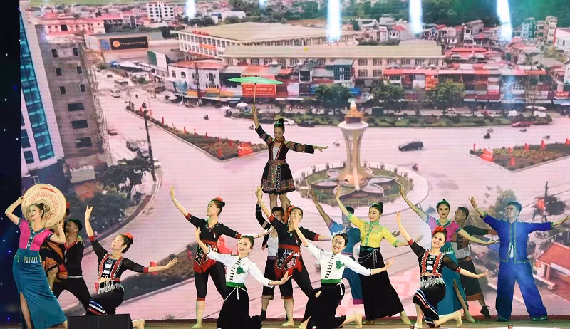 Chương trình văn nghệ chào mừng khai mạc lễ hội đua thuyền đuôi én tại Mường Lay thu hút đông đảo nhân dân, du khách tham dự.