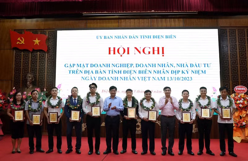 Các đồng chí lãnh đạo Tỉnh ủy, Ủy ban nhân dân tỉnh Điện Biên chúc mừng các doanh nghiệp được vinh danh.