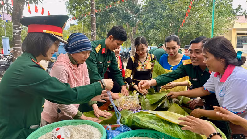 Đồng bào Raglai xã Phước Chiến, huyện Thuận Bắc tranh tài cuộc thi gói bánh chưng xanh. (Ảnh: DANH TÀI) Đồng bào Raglai xã Phước Chiến, huyện Thuận Bắc tranh tài cuộc thi gói bánh chưng xanh. (Ảnh: DANH TÀI)