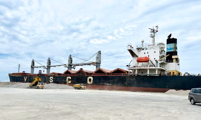 Sau 40 phút triển khai các kỹ thuật cập cảng, tàu MV VOSCO UNITY đã cập cảng đúng vị trí để chuẩn bị bốc xếp hàng hóa lên tàu đúng lịch trình. Sau 40 phút triển khai các kỹ thuật cập cảng, tàu MV VOSCO UNITY đã cập cảng đúng vị trí để chuẩn bị bốc xếp hàng hóa lên tàu đúng lịch trình.