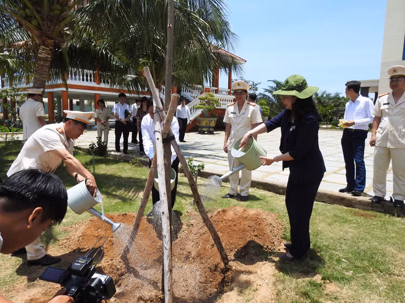 Phó Chủ tịch nước Võ Thị Ánh Xuân cùng lãnh đạo tỉnh Ninh Thuận và cán bộ, chiến sĩ Công an tỉnh Ninh Thuận trồng cây lưu niệm trong khuôn viên trụ sở Công an tỉnh Ninh Thuận. ( Ảnh: NGUYỄN TRUNG)