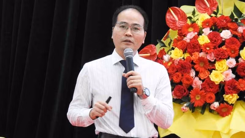 PGS,TS Đỗ Thế Duy giới thiệu tổng quan về quá trình xây dựng và phát triển của Trường đại học Nông Lâm Thành phố Hồ Chí Minh trong 70 năm qua và báo cáo kết quả hợp tác đào tạo nguồn nhân lực có trình độ cao cho hàng nghìn sinh viên, học viên tại tỉnh Ninh Thuận từ năm 2010 đến nay. (Ảnh: NGUYỄN TRUNG)