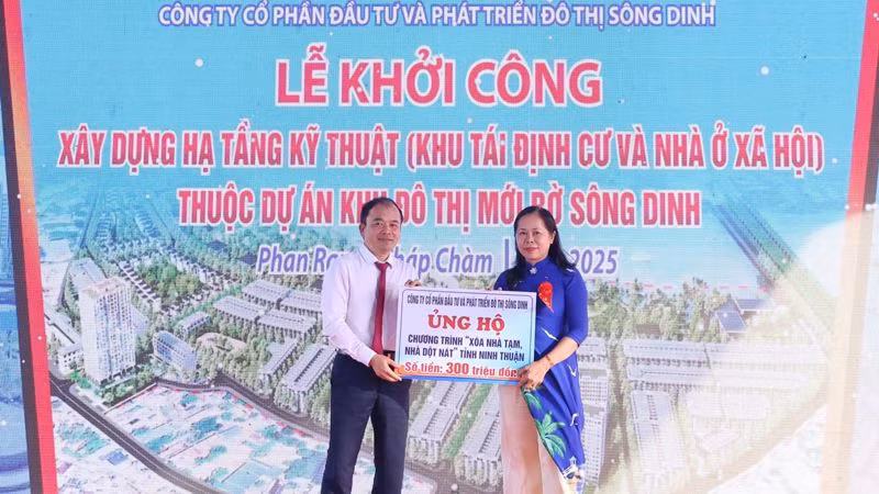 Đại diện nhà đầu tư trao 300 triệu đồng ủng hộ Chương trình "Xóa nhà tạm, nhà dột nát” tỉnh Ninh Thuận