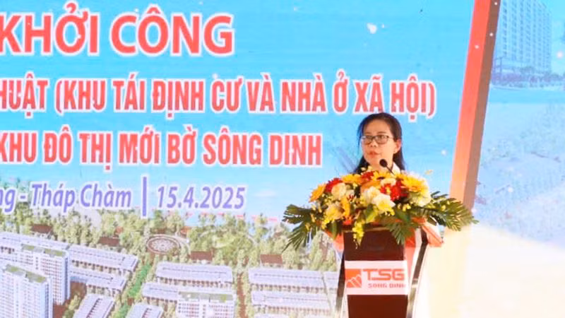 Bà Nguyễn Thị Ánh Nguyệt, Phó Tổng Giám đốc Công ty cổ phần Đầu tư và Phát triển đô thị sông Dinh báo cáo quá trình triển khai hoàn thành các thủ tục để khởi công dự án
