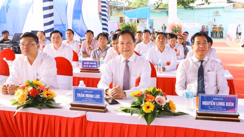 Các đồng chí lãnh đạo tỉnh Ninh Thuận; đại diện ban, sở, ngành và người dân trong vùng dự án dự lễ khởi công