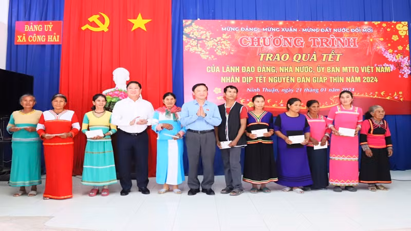 Đoàn công tác do Phó Chủ tịch Quốc hội Nguyễn Khắc Định dẫn đầu, cùng lãnh đạo Ủy ban nhân dân tỉnh Ninh Thuận đến thăm, tặng quà chúc Tết Nguyên Đán Giáp Thìn 2024 cho các hộ nghèo tại xã Công Hải, huyện Thuận Bắc, Ninh Thuận.