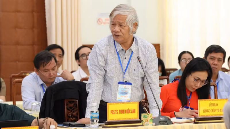 Phó Giáo sư, Tiến sĩ Phan Quốc Anh phát biểu tại hội thảo. (Ảnh: NGUYỄN TRUNG) Phó Giáo sư, Tiến sĩ Phan Quốc Anh phát biểu tại hội thảo. (Ảnh: NGUYỄN TRUNG)